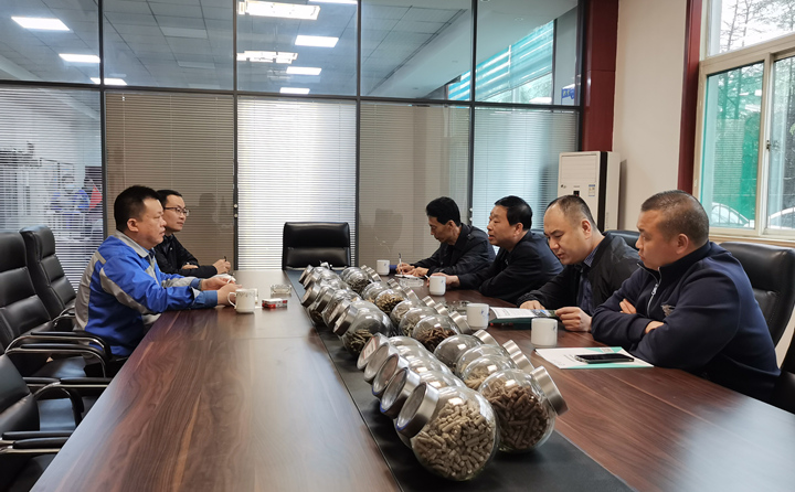 與集團總經(jīng)理孫寧波及部門負責人座談,就項目建設、環(huán)境影響、補貼政策等內(nèi)容進行了探討交流 與集團總經(jīng)理孫寧波及部門負責人座談,就項目建設、環(huán)境影響、補貼政策等內(nèi)容進行了探討交流